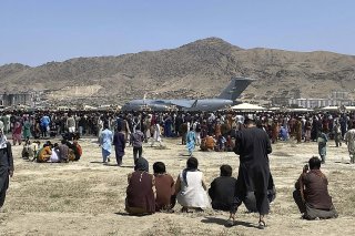 Des milliers de personnes attendent près de l'aéroport de Kaboul dans l'espoir de fuir les talibans.